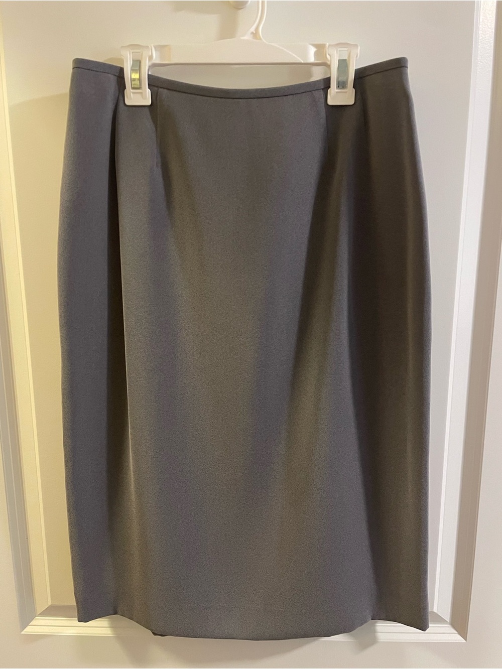 Le Suit Classic Gray Pencil Skirt - Timeless Workwear